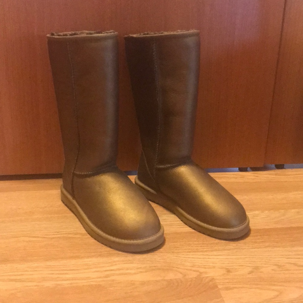 NWOT UGG Boots - Bronze - Size 8